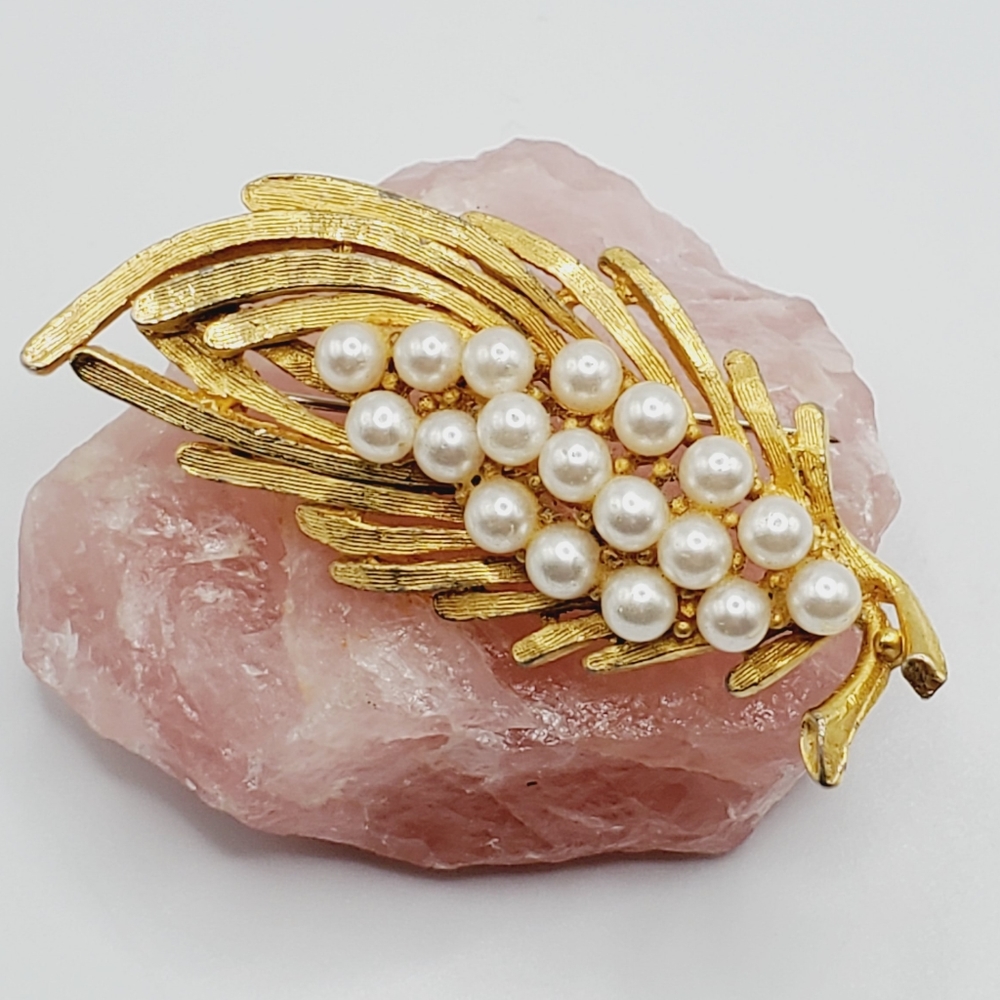 Vintage pearl feather gold brooch pin textured - Picture 1 of 5
